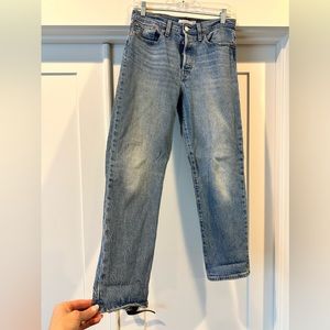 Like new LEVI wedgie straight jean size 28
